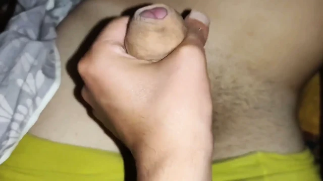 Azgın twink ateşli üvey babasının yarağını sıvazlıyor