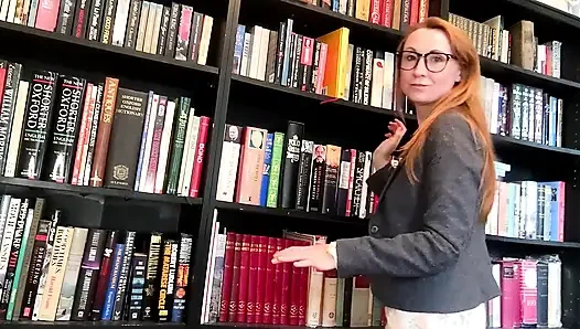 Masum kütüphaneci başınızı siktiriyor ve size sakso çekiyor