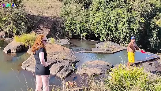 Ormanın ortasında yüzme havuzu gün ışığında evli bir adam ve genç bir kız tarafından gerçekleştirilen seks