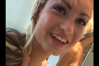 Orta yaşlı seksi kadın seçici amcıkları sikiyor