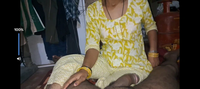 Hintli köylü kız ağzına boşalana kadar yarak emiyor