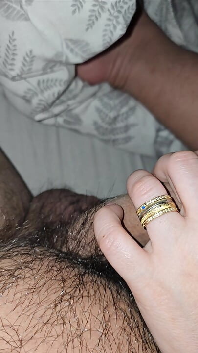 Üvey anne üvey oğluna ereksiyon olmadan kıllı yarakla mastürbasyon yapıyor