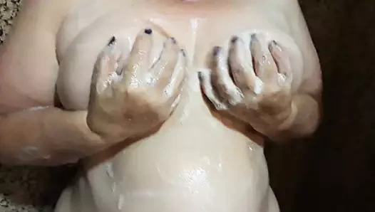 Amber doğum günü gecesinden sonra duş alıyor!!!!