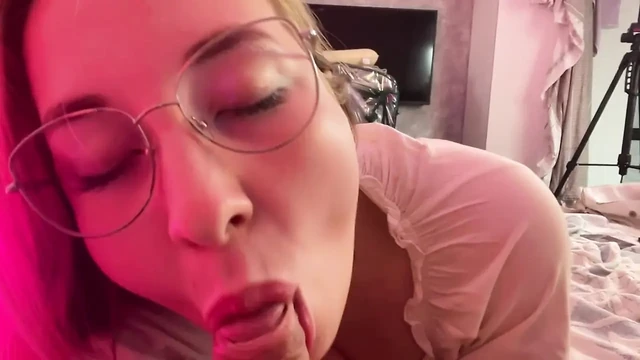 Hamile web kamerası modeli sakso çekti ve göğsüne bindi