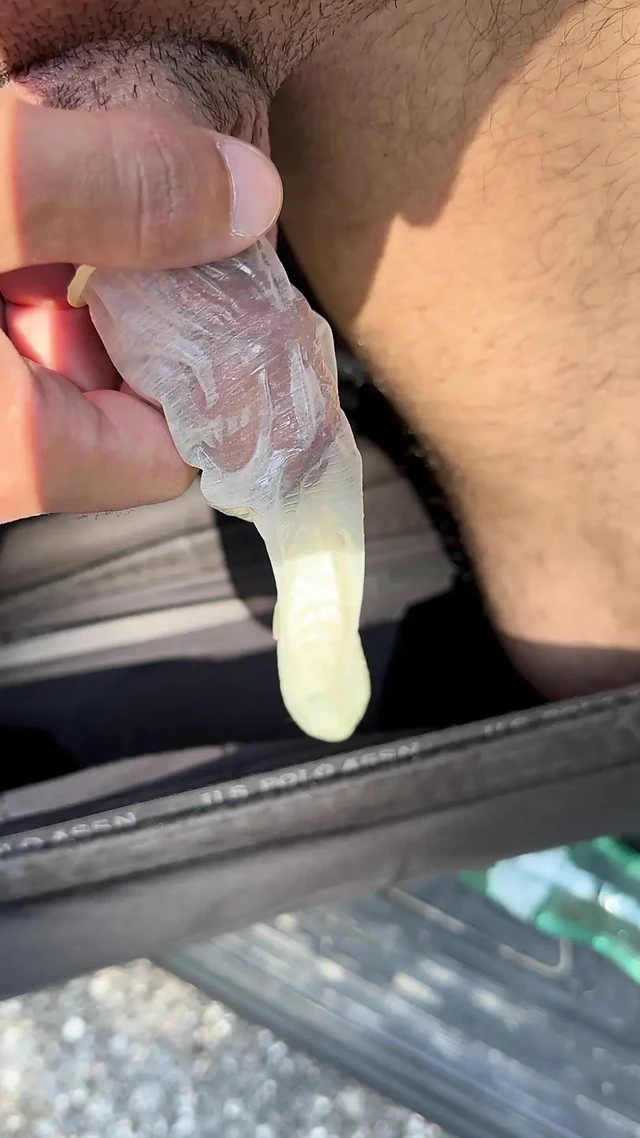 Otoyolda prezervatife işiyor