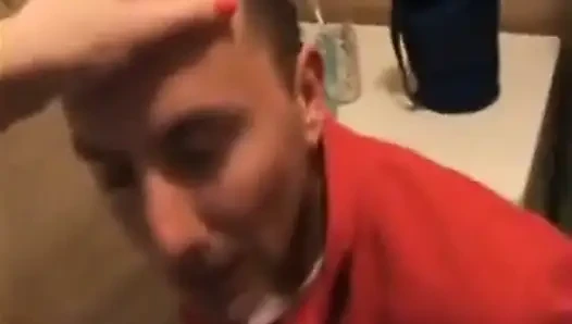 Ayakla mastürbasyon yapan evli kadın onu banyoda yatırıyor