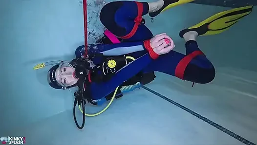 Tüplü sualtı esareti sıkı bağlı ve suda sürükleniyor