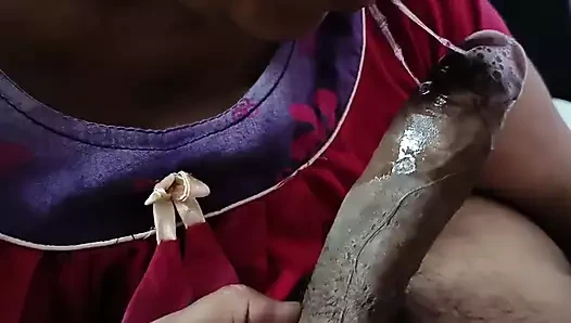 Hintli Bengalli ev hanımı boudi kocasının arkadaşının büyük zenci yarağını emiyor