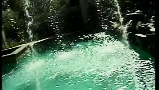 Seksi sarışın salonlar alırken onu kedi havuz kenarında yaladı