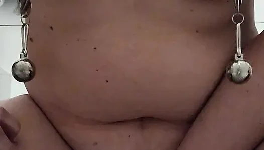 Dildoya binerek asayla orgazm oluyor. Hissi yoğunlaştırmak için meme ucu ağırlıkları