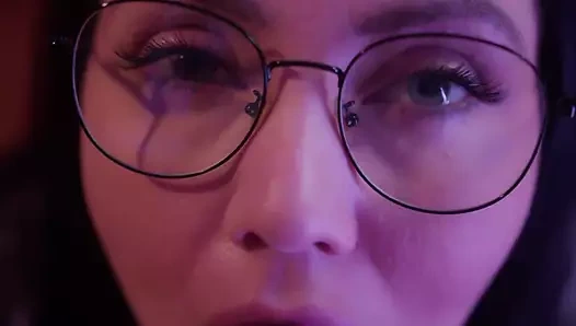 Yaramaz kadın parasour'una sakso çekiyor.