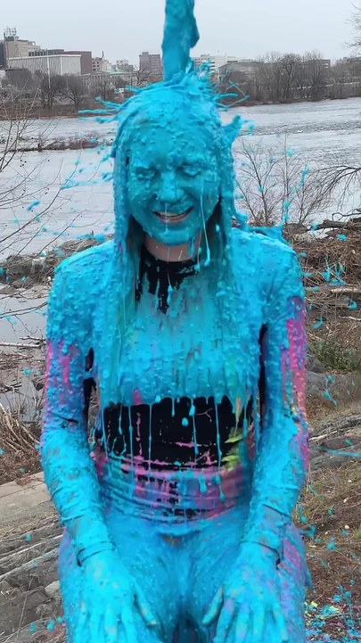 Мокрая и грязная девственница!