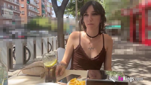 42 yaşındaki olgun adam kıllı bir kızı ilk pornosunu yapması için ikna ediyor!