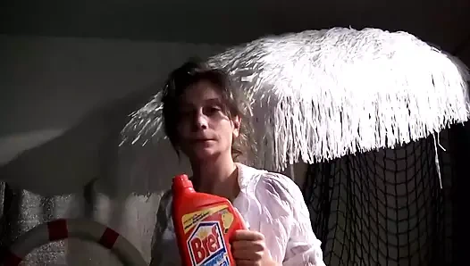 Güzel görünümlü olgun havuzda emiyor ve sikişiyor