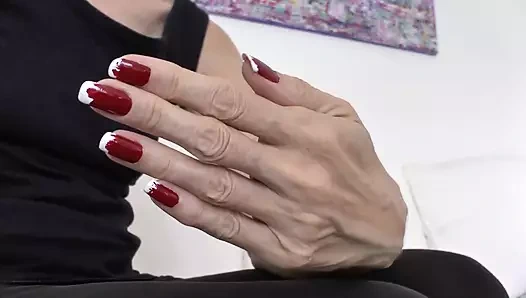 Parmaklarımı ritmik olarak sikiyorum