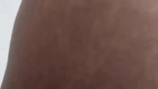 Hintli hizmetçi ev işlerini bitirdikten sonra efendisini memnun etmeye bayılıyor.