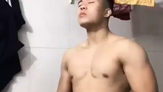 Çinli genç iri kam (50'') için onun yumuşak kesim horoz masturbasyon yapıyor