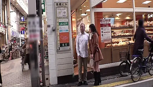 Public plaza kiss addict daha fazlası için yalvarıyor hareket halinde öpüşmeye devam ediyor sonra oral ve ağız bitiyor
