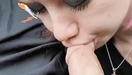 Ateşli mor saçlı genç kıza arabada oral döl veriyor!