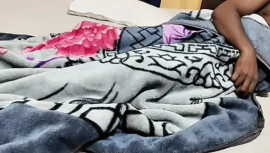 Üvey erkek kardeşim evde yalnızken beni banyoda sikiyor