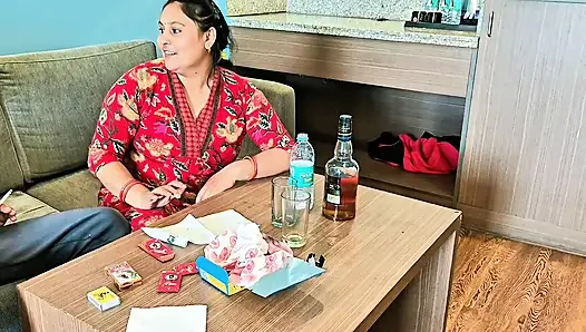 Hintli çift otel odasında samimi