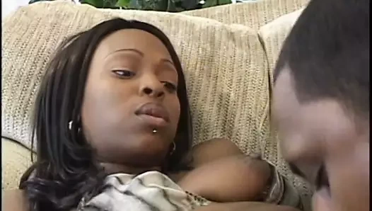 Siyah damızlık abanoz orospu kedi sikikleri, sonra gövdesine bir yük vuruyor