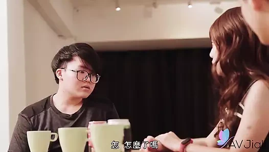 Seksi Tayvanlı hatun Yoyo üniversiteden eski bir arkadaşını ziyaret ediyor ve onu sikiyor