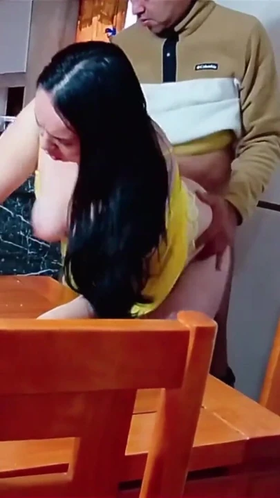 Üvey annemi yemek masasında siktim bana takas kartı alacağını söyledi. | Klip 1