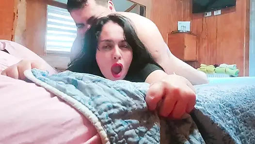 Ateşli üvey anne sapık üvey oğlu tarafından acımasız bir sabah sikişine şaşırıyor