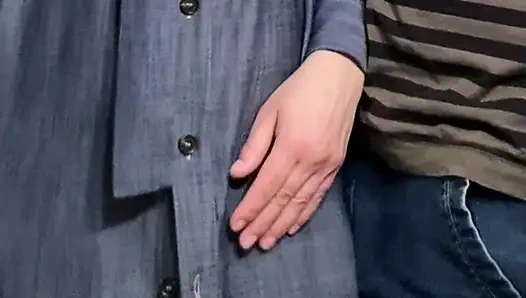 WOW! Yaşlı sapık adam herkesin içinde amını ve külotunu ovuyor