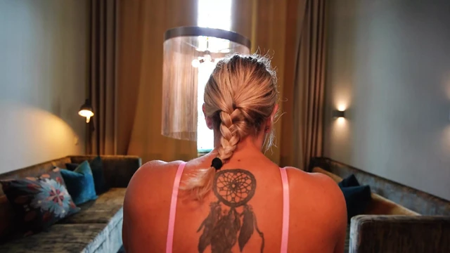 Pawg ateşli evli kadın bar taburesinde iyi sikiliyor