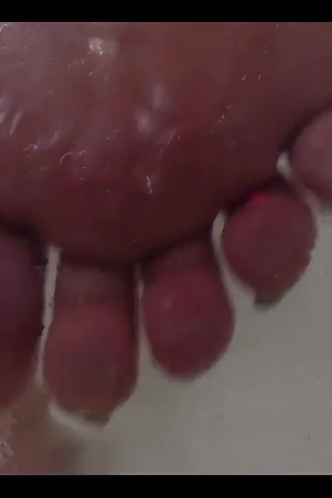 Seni duşta ayaklarımda izlerken yakaladım