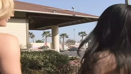 Kira Croft ve Lexxxi Tyler seksi lezbiyenler birbirlerini yalıyor