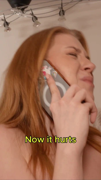 Подруга принимает порцию спермы, разговаривая с бойфрендом