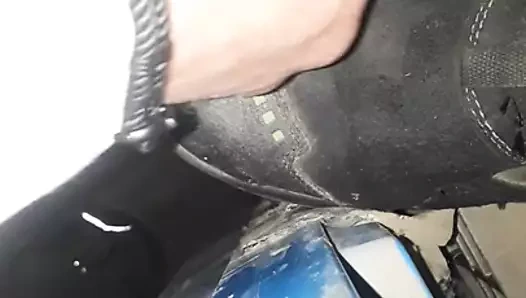 iş arkadaşlarının ayakkabılarına boşalmak