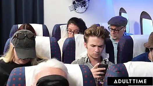 ADULT TIME - Olivia Jay uçakta göğüslerini teşhir ediyor ve amını parmaklıyor! Yakalanıyor ve koltuk arkadaşı tarafından sert sikiliyor