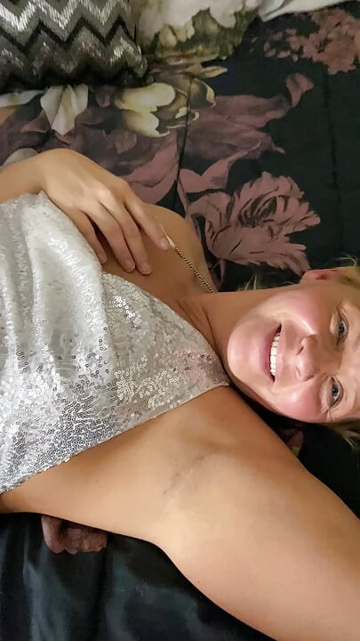 Edepsiz orta yaşlı seksi kadın partiden önce azıyor