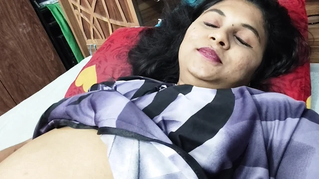 Üvey anne üvey oğlu tarafından evde amcık yalıyor ve içiyor, Hintli üvey anne üvey oğluyla amcık yalamanın tadını çıkarıyor