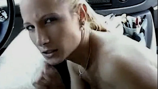 Yola çıktıklarında, kız onun küçük yarağını emmeye başladı