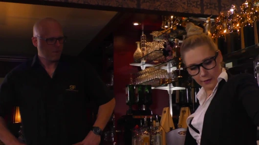 Büyük götlü seksi genç kız ıslak amından sikiliyor