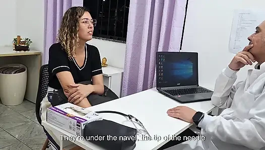 Bir pratisyen hekim tarafından karın bölgesi tıbbi muayenesi.