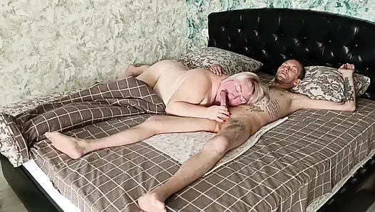 Kayınvalide sabah ereksiyon için geldi, sakso çekti ve ağzına boşalttı