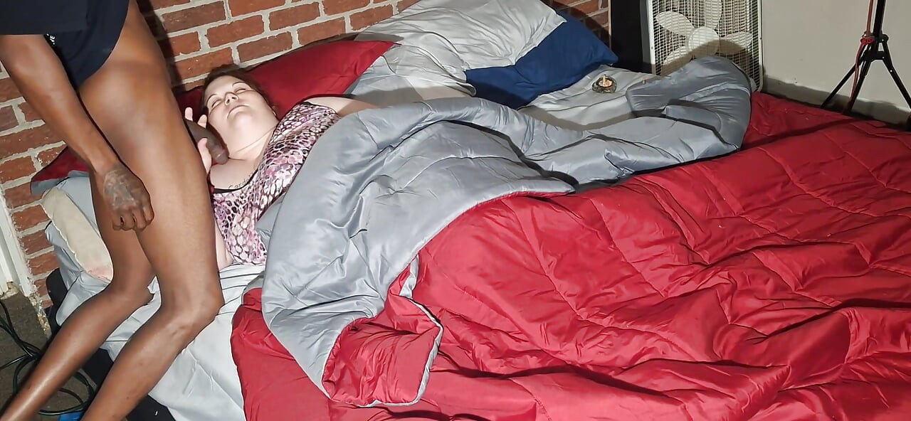 Üvey baba gitti yatakta çıplak üvey anne işten kapıdan girmeden 5 dakika önce emiyor