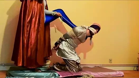 Dominatrice pelerin saten