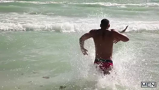 Erkekler - sevimli twink Ricky Larkin tatlı götünü kıllı sürtük Brendan Phillips'e siktiriyor