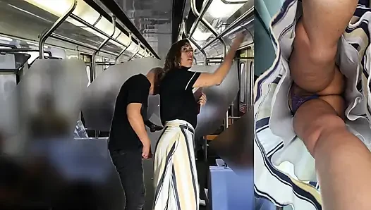 Metro yolculuğu sırasında eteğinin altına sürtünüyor.