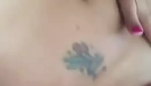 Busty vücudunu dövmeli