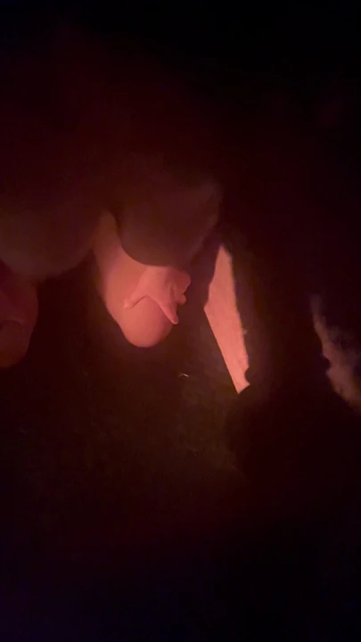 Büyük memeli orta yaşlı seksi kadın saunada yarak emiyor