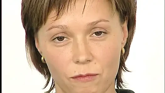 Esmer hatun oyuncu seçmelerinde ıslak amını ovuyor