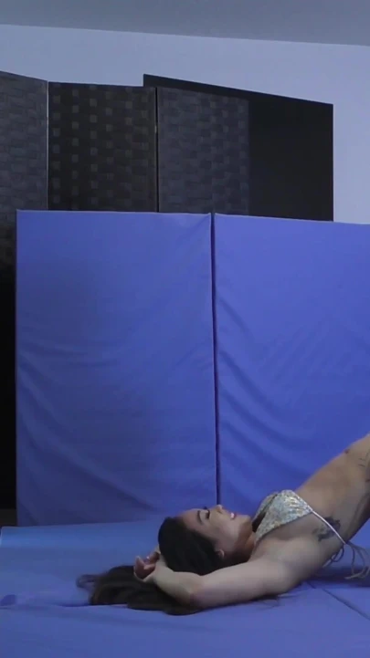 Güçlü kiara starlı minyon güreşte erkeğe hükmediyor